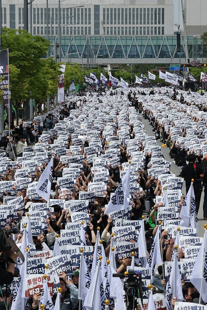 지난 4월 23일 경기 평택시 삼성전자 평택캠퍼스 앞에서 열린 삼성전자 노동조합 공동투쟁본부의 '투명하게 바꾸고, 상한폐지 실현하자-4/23 투쟁 결의대회'에서 조합원들이 구호를 외치고 있다. 연합뉴스