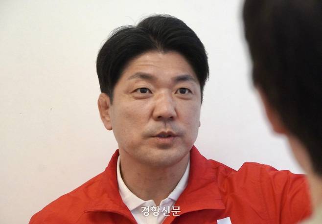 이용 국민의힘 경기 하남갑 국회의원 보궐선거 후보가 지난 22일 경기 하남의 한 카페에서 경향신문과 인터뷰하고 있다. 이용 후보 측 제공