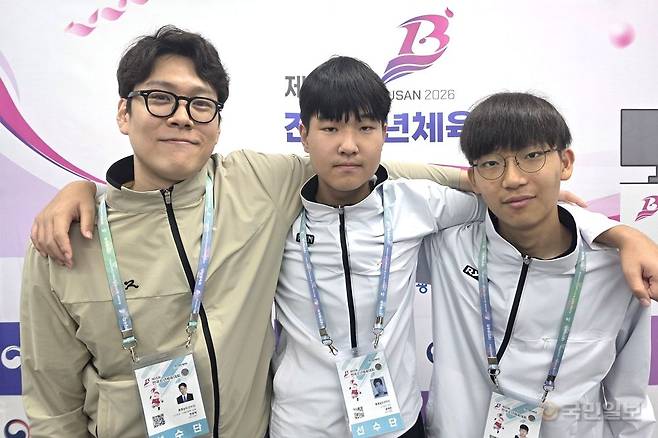 24일 부산에서 열린 제55회 전국소년체육대회 e스포츠 종목 ‘FC 온라인’ 단체전 결승전에서 정상에 오른 충남 대표팀. 왼쪽부터 한종혁 감독과 윤예준, 최연우.