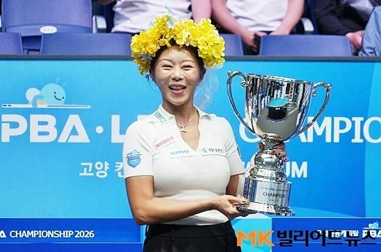 김가영이 우승트로피를 들고 기뻐하고 있다.