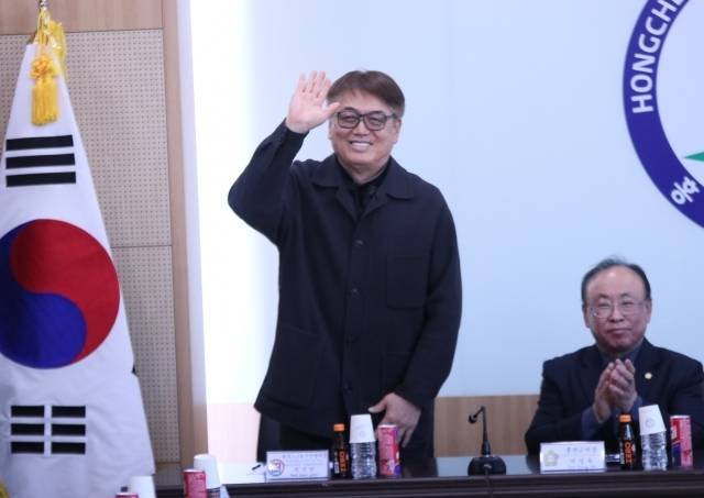 박건연 회장은 “현실적으로 봤을 때 우리가 5대5 농구로 아시안게임 금메달, 올림픽 진출을 기대하는 건 어렵다. 당연히 응원해야겠지만 정말 어려운 일이라는 건 모두가 다 알고 있다”며 “그러나 3x3는 어느 정도 가능성을 봤다. 지난 3x3 아시아컵에서 우리 대표팀이 짧은 준비 기간에도 무려 준우승을 차지했다. 이제는 더 높은 곳을 바라볼 수 있는 상황이다. 그런 부분을 고려했을 때 지금보다 더 적극적으로 투자하고 분위기를 만들면 되지 않겠나 싶다. 그런 마음으로 대한민국 3x3를 위해 계속 힘쓸 생각이다”라고 바라봤다. 사진=KXO 제공