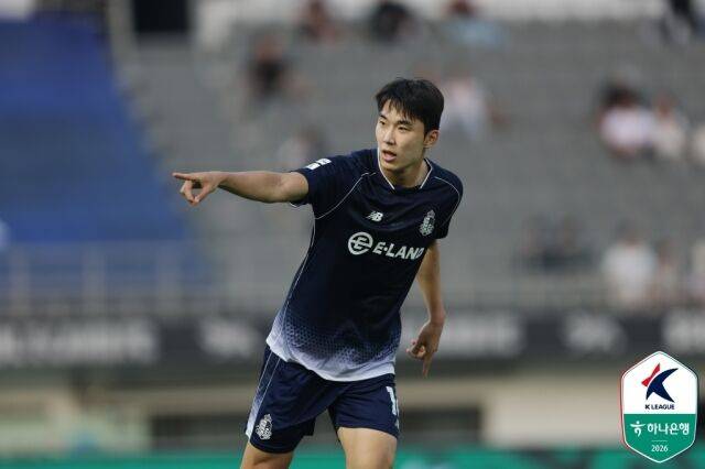 24일 목동종합운동장에서 열린 서울 이랜드와 성남FC의 정규리그 13라운드 경기. 골을 넣은 뒤 세레머니를 하고 있는 서울 이랜드 박재용./프로축구연맹 제공