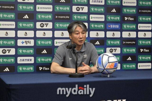 성남FC가 24일 목동종합운동장에서 열린 서울 이랜드와의 13라운드 원정 경기에서 1-3으로 패배했다. 경기 후 기자회견에 참석한 전경준 성남 감독./목동종합운동장=노찬혁 기자