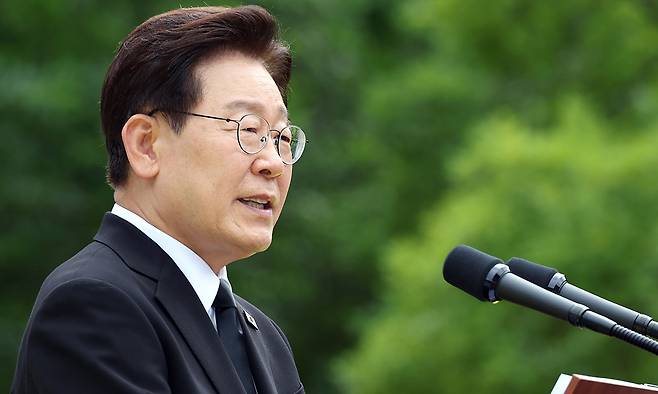 이재명 대통령이 지난 23일 경남 김해시 봉하마을에서 열린 고 노무현 전 대통령 서거 17주기 추도식에 참석해 추도사를 하고 있다. 연합뉴스