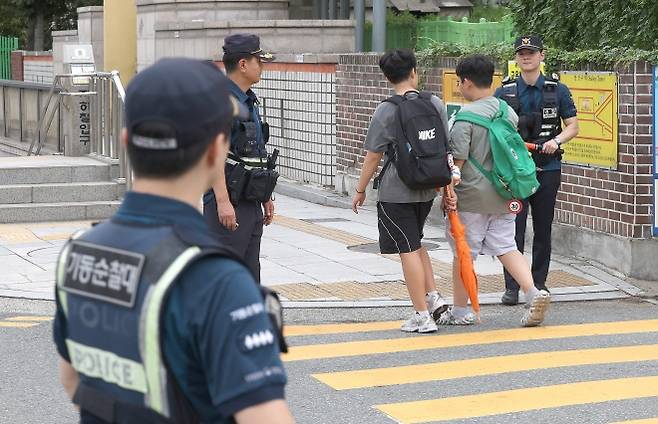 12일 대구 한 초등학교 앞에서 동촌지구대, 기동순찰대 경찰관들이 초등생 하굣길 순찰 활동을 하고 있다. 2025.9.12 대구 연합뉴스