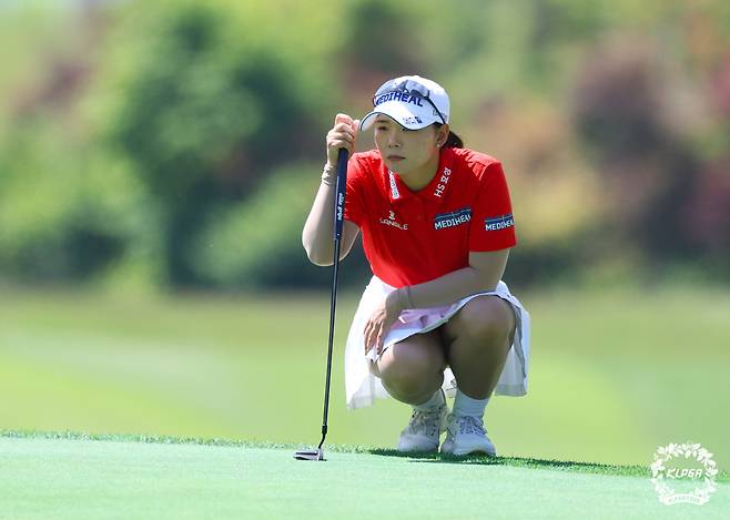 퍼팅 라인을 읽고 있는 이다연. 사진 제공=KLPGA