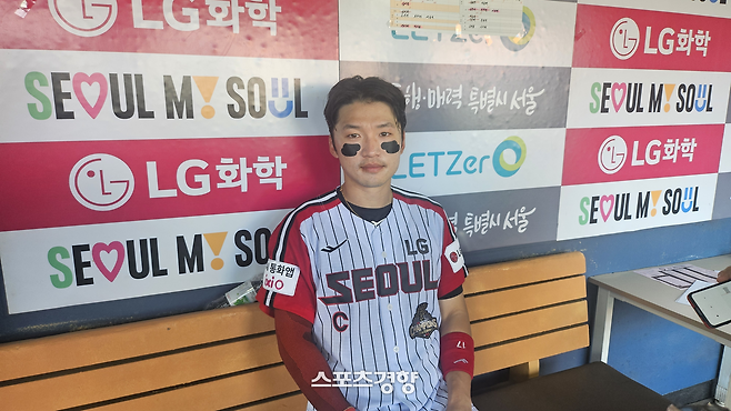 LG 박해민이 24일 잠실 키움전 끝내기 홈런을 때린 뒤 취재진과 인터뷰하고 있다.