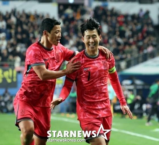 황희찬(왼쪽)이 14일 오후 8시 대전월드컵경기장에서 열린 볼리비아(76위)와 친선경기에서 선제골을 넣은 손흥민을 축하하고 있다. /사진=강영조 선임기자