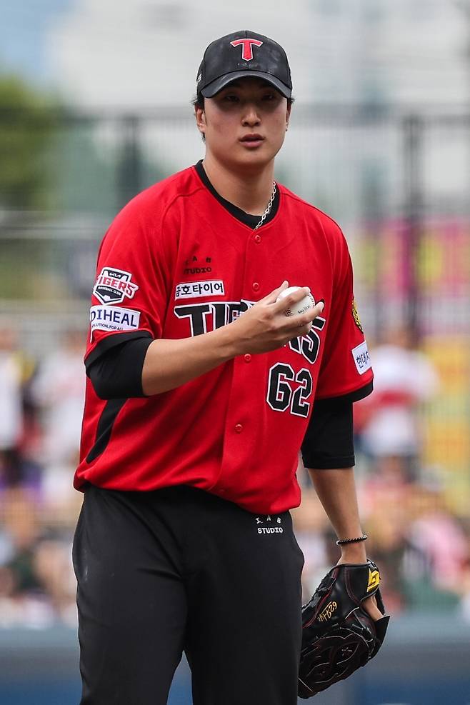 24일 오후 광주-KIA챔피언스필드에서 열린 '2026 신한 SOL KBO리그' SSG 랜더스와 KIA 타이거즈의 경기, KIA가 3:2로 승리하며 주말 3연전을 싹쓸이했다. 정해영은 9회초 구원 등판해 2실점하긴 했지만, 1점 차 리드를 지켜내며 세이브를 달성했다. 이로써 정해영은 KBO리그 역대 12번째 150세이브를 기록했다. KIA 타이거즈