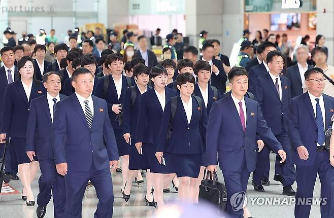 인천공항 도착한 내고향여자축구단 (영종도=연합뉴스) 이진욱 기자 = 2025-2026시즌 아시아축구연맹(AFC) 여자 챔피언스리그 결승전에서 승리한 내고향여자축구단 선수들이 24일 인천국제공항을 통해 출국하고 있다. 2026.5.24 cityboy@yna.co.kr