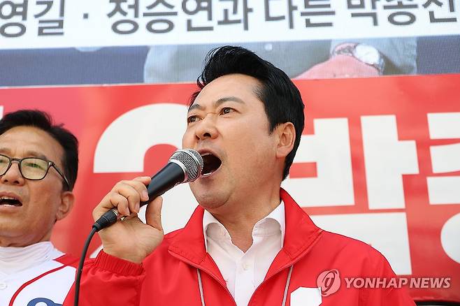 지지 호소하는 장동혁 대표 (인천=연합뉴스) 황광모 기자 = 국민의힘 장동혁 대표가 24일 인천광역시 연수구 옥련시장 앞에서 열린 유세에 참석해 연설하고 있다. 2026.5.24 hkmpooh@yna.co.kr