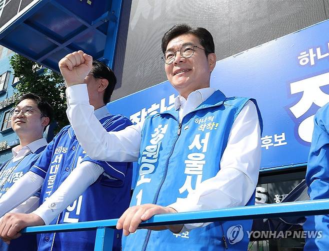 지지 호소하는 정원오 서울시장 후보 (서울=연합뉴스) 김주형 기자 = 더불어민주당 정원오 서울시장 후보가 23일 서울 서대문구 홍제동 일대에서 열린 유세에서 지지를 호소하고 있다. 2026.5.23 kjhpress@yna.co.kr