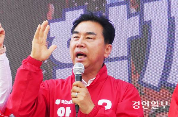 김대영 국민의힘 안양시장 후보가 도시 균형발전 및 구도심 활성화를 강조하며 시민들에게 연설하고 있다. 2026.5.22 안양/박상일기자 metro@kyeongin.com