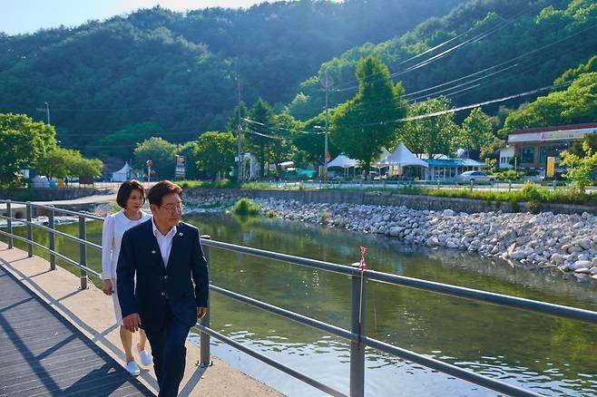 지난 24일 오후 3시께 이재명 대통령 부부가 포천 백운계곡을 깜짝 방문해 주민들과 소통하는 시간을 가졌다. 사진= 캠프 제공
