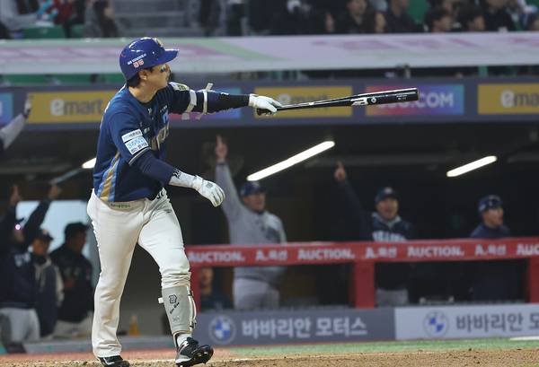 NC 다이노스 박건우가 7일 인천 SSG랜더스필드에서 SSG 랜더스와 경기에서 2점 홈런을 기록하고 있다. /연합뉴스