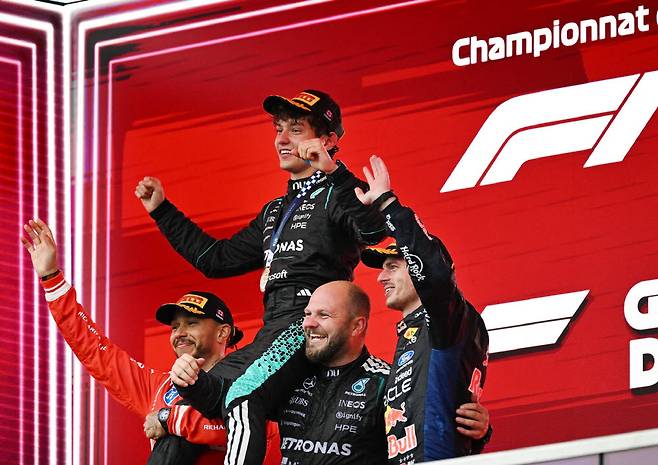 F1 캐나다 그랑프리에서 우승한 키미 안토넬리(이탈리아)가 2위 페라리 드라이버 루이스 해밀턴(왼쪽)과 3위 레드불 레이싱 드라이버 맥스 베르스타펜(오른쪽)과 함께 세리머니를 펼치고 있다. 사진=AP PHOTO