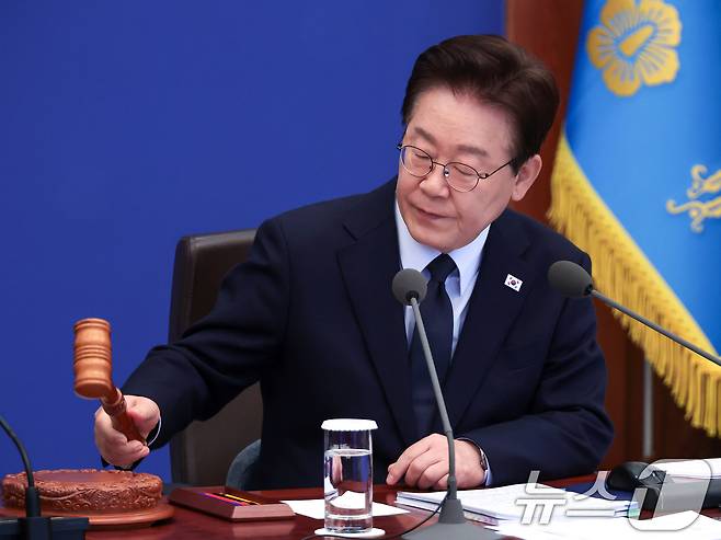 이재명 대통령이 지난 6일 청와대에서 열린 제20회 국무회의 겸 제7차 비상경제점검회의에서 의사봉을 두드리고 있다. (청와대통신사진기자단) 2026.5.6 ⓒ 뉴스1 이재명 기자