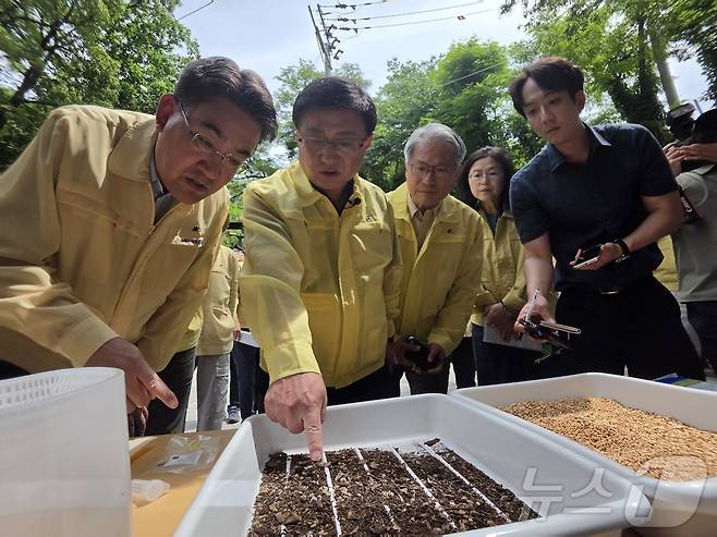 김성환 기후에너지환경부 장관이 25일 서울 노원구 불암산 자락에서 붉은등우단털파리(러브버그) 유충 방제 상황과 성충 대응 준비 상황을 점검하고 있다. 이날 현장에는 오승록 노원구청장, 유호 국립생물자원관장 등이 동행했다. 2026.5.25 ⓒ 뉴스1 황덕현 기후환경전문기자
