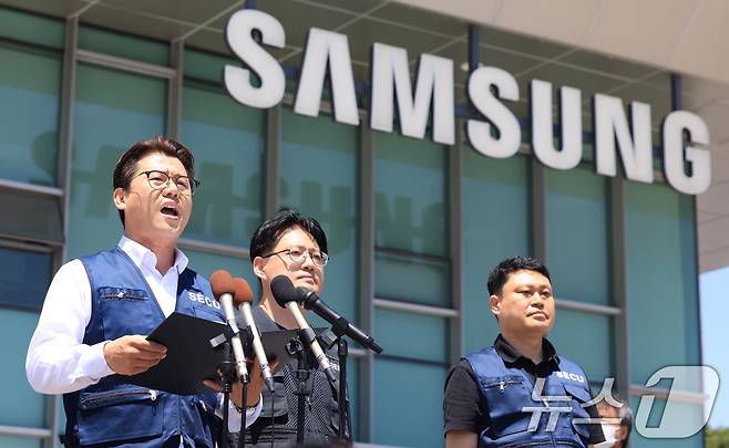 삼성전자 노사 임금협상 잠정합의안 찬반 투표가 시작되는 22일 수원 삼성전자 정문 앞에서 열린 임금교섭 장점협의안 관련 입장발표 기자회견에서 구정한 삼성전자 동행노조 사무국장이 성명서를 발표하고 있다. 2026.5.22 ⓒ 뉴스1 이호윤 기자
