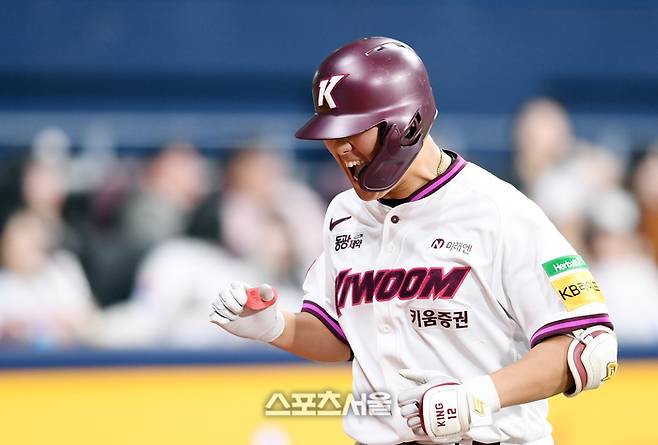 키움 김건희가 10일 서울 고척스카이돔에서 열린 2025 KBO리그 LG전 6회말 무사 LG 선발 임찬규를 상대로 솔로 홈런을 친 뒤 포효하고 있다. 고척 | 박진업 기자 upandup@sportsseoul.com
