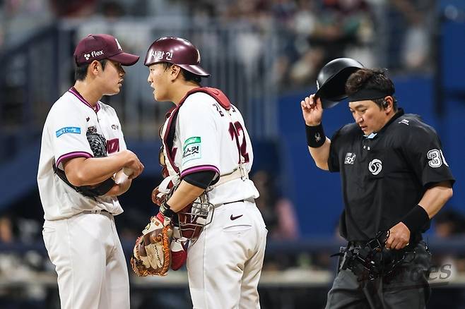 키움 김건희(왼쪽)가 14일 서울 고척스카이돔에서 열린 2026 KBO리그 한화전에서 마운드에 올라 조영건을 다독이며 얘기를 건네고 있다. 사진 | 키움 히어로즈