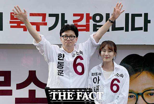 지난 21일 오후 부산 북구 구포시장 인근 쌈지공원에서 열린 출정식에서 아내 진은정 변호사와 함께 유권자들의 지지를 호소하는 한동훈 무소속 부산 북구갑 국회의원 후보(왼쪽). /박상민 기자