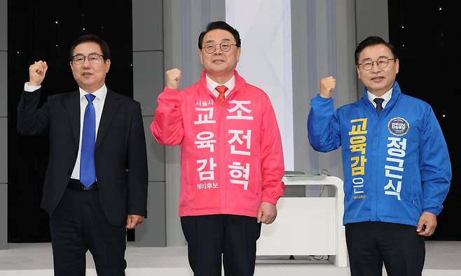 22일 경기도 고양시 MBC 일산드림센터에서 열린 선관위 주최 TV 토론회에 앞서 서울시교육감선거 후보자들이 포즈를 취하고 있다. 왼쪽부터 한만중, 조전혁, 정근식 후보. /연합뉴스