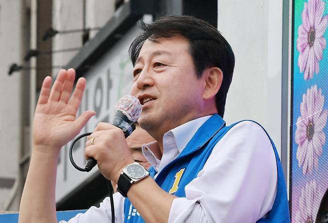 김용남 더불어민주당 경기평택을 국회의원 재선거 후보가 21일 경기도 평택시 안중시장 앞에서 열린 공식선거운동 출정식에서 발언을 하고 있다. 2026.5.21 뉴스1