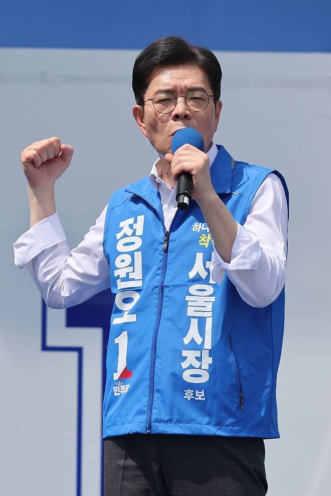 더불어민주당 정원오 서울시장 후보가 25일 서울 강서구 마곡나루역 앞에서 유세를 하고 있다. 연합뉴스