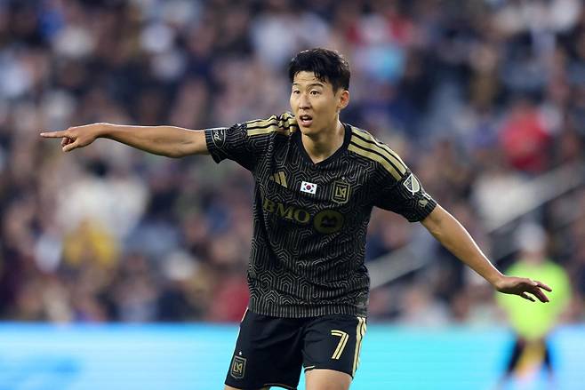 LAFC 손흥민이 24일 미국 캘리포니아주 로스앤젤레스의 BMO 스타디움에서 열린 2026 MLS 시애틀 사운더스와의 홈 경기에서 가슴에 태극기가 새겨진 유니폼을 입고 플레이하고 있다. 로스앤젤레스=AFP 연합뉴스