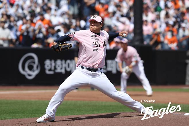 24일 두산전에서 시즌 5승째를 거두며 팀의 3연승을 이끈 류현진. 한화 제공