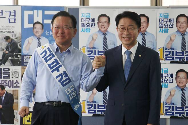 6월 5일 국회의장 선출이 예정된 조정식 더불어민주당 의원이 25일 대구 두류동 김부겸 민주당 대구시장 후보 선거사무소를 방문해 김 후보를 응원하고 있다. 사진 김부겸 희망캠프 제공