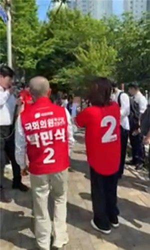 박민식(왼쪽) 후보를 지원 온 김민전 국민의힘 의원이 ‘오빠’ 발언을 하는 장면. 사진 김민전TV 캡처