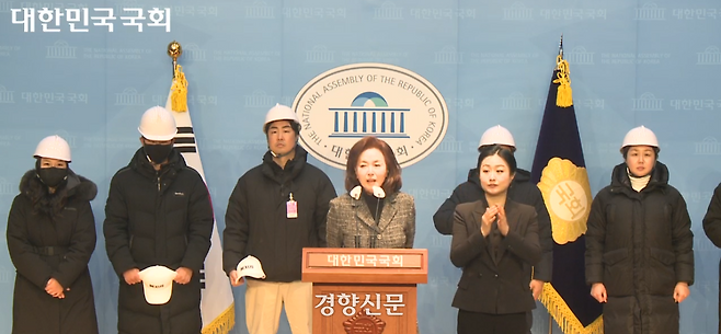 김민전 국민의힘 의원이 지난해 1월9일 국회 소통관에서 하얀 헬멧을 쓴 반공청년단의 출범 기자회견을 소개하고 있다. 국회 인터넷의사중계시스템 화면 캡처