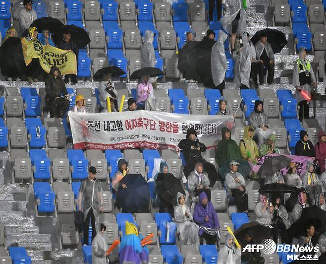 5월 북한 여자 축구팀인 내고향여자축구단의 방한으로 만들어진 공동 응원단. 사진=AFPBBNews=News1