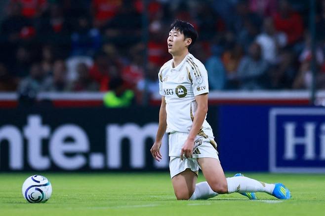 지난 6일(현지시간) 멕시코에서 열린 북중미카리브축구연맹(CONCACAF) 챔피언스컵 준결승 2차전 톨루카전에서 패한 뒤 LA FC의 손흥민이 아쉬운 표정을 짓고 있다. /로이터=뉴스1