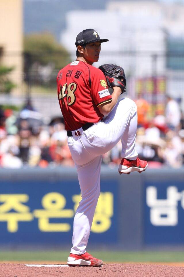 KIA 타이거즈 이의리가 6일 광주 KIA챔피언스필드에서 열린 한화 이글스와의 홈 경기서 투구하고 있다./KIA 타이거즈 제공