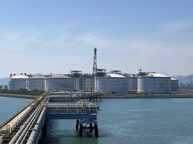 전남 광양국가산업단지 포스코인터내셔널 LNG 터미널 부두에서 지난 18일 바라본 육상 LNG 저장 탱크들의 모습. 포스코인터내셔널 제공