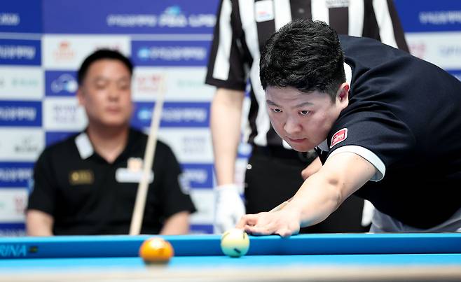조건휘가 조재호(왼쪽)와 결승전에서 경기를 펼치는 모습. 사진 제공=PBA