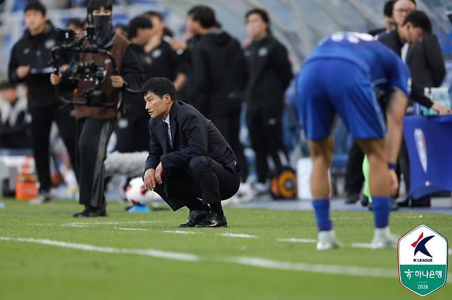 이정효(왼쪽) 수원 삼성 감독이 대구FC전이 끝난 뒤 쪼그려앉아 있다. /사진=한국프로축구연맹 제공