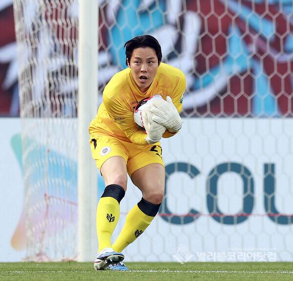 용인FC GK 황성민이 공격 볼을 잡는 모습.(사진=김경수 기자/ 2026.5.24.)