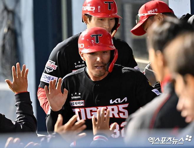 31일 오후 서울 송파구 잠실야구장에서 열린 '2026 신한 SOL Bank KBO리그' KIA 타이거즈와 LG 트윈스의 경기, 2회초 2사 1,3루 KIA 데일이 카스트로의 2타점 2루타때 득점에 성공하고 있다. 엑스포츠뉴스 DB