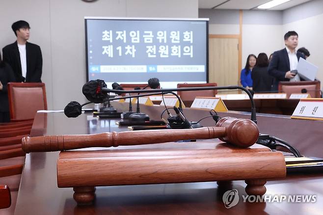 내년도 최저임금 심의 절차 돌입 (세종=연합뉴스) 김주성 기자 = 내년도 최저임금을 정하기 위한 최저임금위원회 첫 전원회의가 열리는 지난달 21일 세종시 정부세종청사 최저임금위원회 전원회의장에 의사봉이 놓여 있다. 2026.4.21 utzza@yna.co.kr