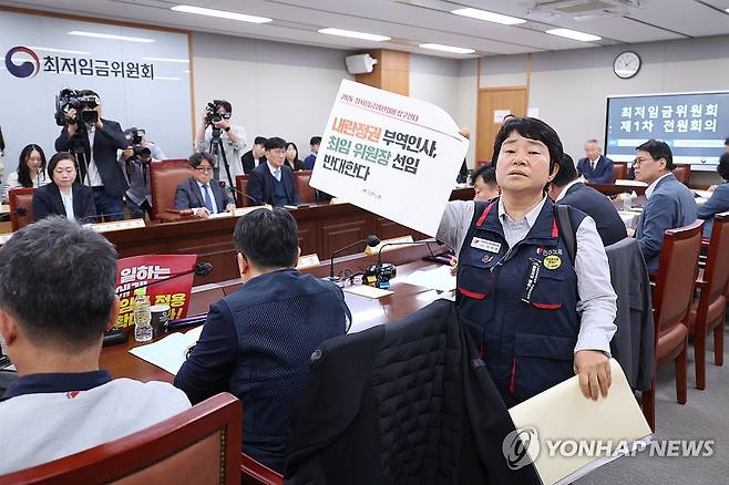 첫 회의부터 파행...퇴장하는 민주노총 근로자위원 (세종=연합뉴스) 김주성 기자 = 지난달 21일 세종시 정부세종청사 최저임금위원회에서 열린 내년도 최저임금을 정하기 위한 첫 전원회의에서 근로자위원인 이미선 민주노총 부위원장이 권순원 위원장 선출에 반대하며 퇴장하고 있다. 2026.4.21 utzza@yna.co.kr