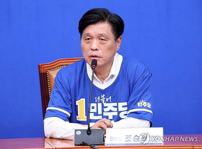 더불어민주당 조승래 총괄선대본부장 기자 간담회 (서울=연합뉴스) 배재만 기자 = 더불어민주당 조승래 총괄선대본부장이 25일 국회에서 현안 관련 기자 간담회를 열고 있다. 2026.5.25 scoop@yna.co.kr