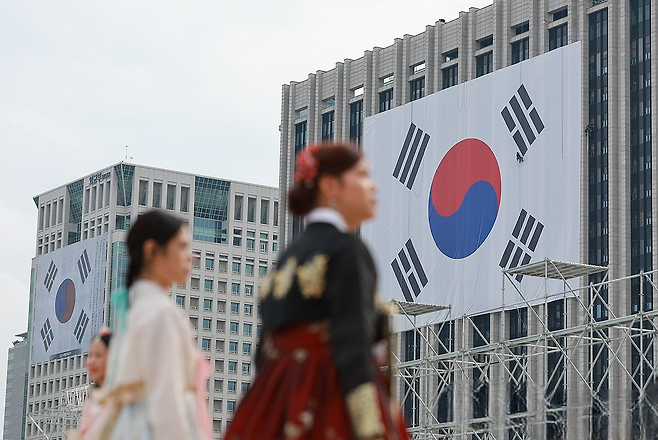 정부서울청사와 외교부 외벽에 걸린 대형 태극기. 연합뉴스