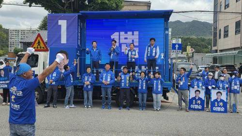 더불어민주당 우상호 강원도지사 후보와 한왕기 평창군수 후보는 지난 23일 진부면 전통오일장에서 광역 및 기초의원 후보자들, 지지자 등이 참석한 가운데 합동유세를 실시했다.