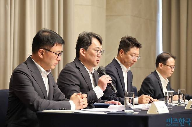 신세계그룹 경영진이 내부 진상조사 결과와 후속 조치 계획을 밝히고 있다. 사진=임준선 기자