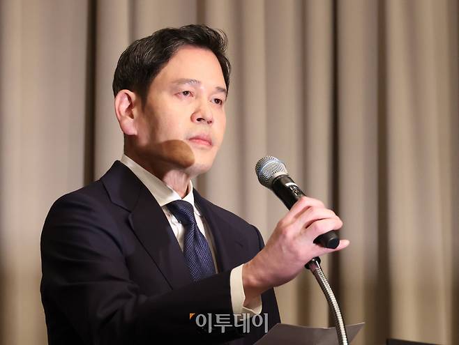 정용진 신세계그룹 회장이 26일 서울 조선팰리스 강남에서 5·18 민주화운동 기념일에 진행된 스타벅스코리아 '탱크데이' 마케팅 관련 사과 기자회견을 하고 있다.(고이란 기자 photoeran@)