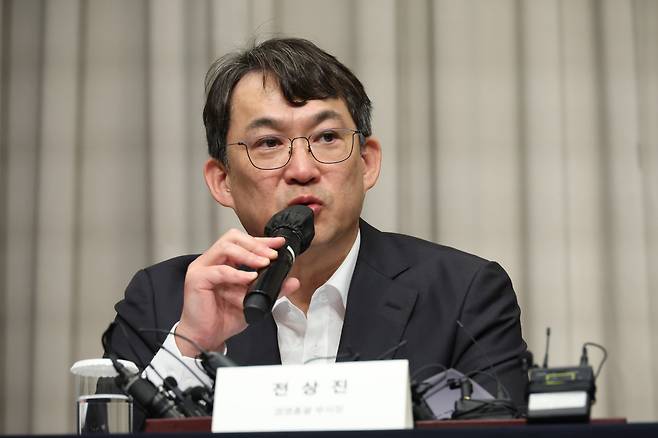 전상진 신세계그룹 경영총괄부사장이 26일 서울 조선팰리스 강남에서 열린 5·18 민주화운동 기념일에 진행된 스타벅스코리아 '탱크데이' 마케팅 관련 사과 기자회견에서 진상조사 결과를 발표하고 있다.(고이란 기자 photoeran@)